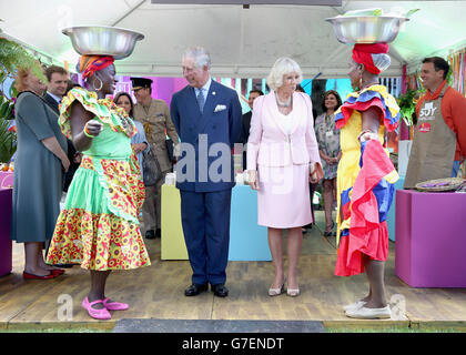 Il Principe del Galles e la Duchessa di Cornovaglia incontrano ospiti a tema Carribia mentre visita una fiera di sostenibilità biologica e urbana presso la residenza dell'Ambasciatore britannico a Bogotà, Colombia, il secondo giorno del tour del Principe di Galles e della Duchessa di Cornovaglia in Colombia e Messico. Foto Stock