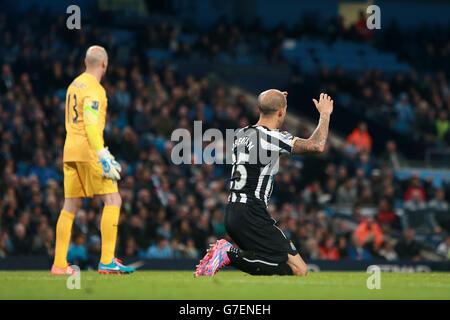 Gabriel Obertan, il Newcastle United, reagisce dopo aver dovuto affrontare una sfida da Aleksandar Kolarov, Manchester City, nella zona della penalità, ma non ottiene la decisione dall'arbitro Stuart Attwell durante la partita Capital One Cup Fourth Round all'Etihad Stadium di Manchester. Foto Stock