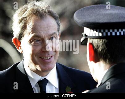 Il primo ministro britannico Tony Blair arriva a partecipare a un servizio commemorativo per l'ostaggio britannico assassinato Ken Bigley. Il primo ministro e il ministro degli Esteri Jack Straw si uniranno ai membri della famiglia di Bigley, tra cui sua madre Lil e sua moglie Sombat, per il servizio alla cattedrale anglicana di Liverpool. Foto Stock