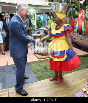 Il Principe del Galles incontra gli ospiti a tema Carribi mentre visita una fiera della sostenibilità biologica e urbana presso la residenza dell'Ambasciatore britannico a Bogotà, Colombia, il secondo giorno del tour del Principe del Galles e della Duchessa della Cornovaglia in Colombia e Messico. Foto Stock