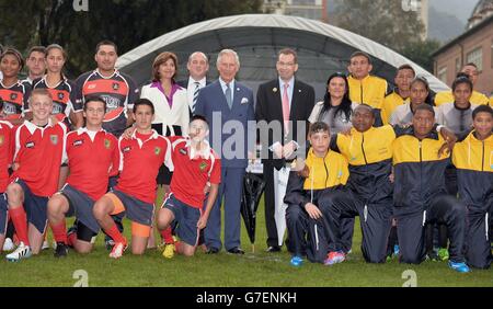 Il Principe del Galles, Vice Patrono reale, si pone con squadre a seguito di una manifestazione di rugby durante una celebrazione del 75° anniversario del British Council in Colombia alla Gimnasio moderno School di Bogotà, Colombia, il secondo giorno del tour del Principe e della Duchessa di Cornovaglia in Colombia e Messico. Foto Stock