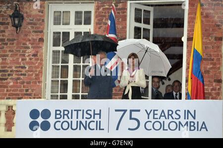 Il Principe del Galles, il Vice-Patrono reale e il Ministro degli Esteri Maria Angela Holguin partecipano a una celebrazione che segna il 75° anniversario del Consiglio britannico in Colombia alla Scuola Gimnasio moderno di Bogota, Colombia, il secondo giorno del tour del Principe e della Duchessa della Cornovaglia in Colombia e Messico. Foto Stock