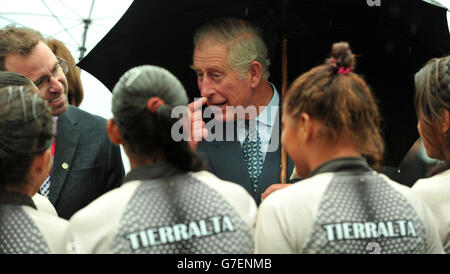 Il Principe del Galles, Vice Patrono reale, parla dei pericoli di un naso rotto a seguito di una manifestazione di rugby durante una celebrazione che ha segnato il 75° anniversario del British Council in Colombia alla Ginnasio moderno School, Bogotà, Colombia, Il secondo giorno del tour del Principe e della Duchessa di Cornovaglia in Colombia e Messico. Foto Stock