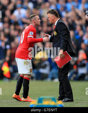 Calcio - Barclays Premier League - Manchester City / Manchester United - Etihad Stadium. Wayne Rooney del Manchester United parla con il manager Louis van Gaal dopo che Chris Smaling ha mostrato una carta rossa Foto Stock