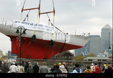 Gypsy Moth IV viene tolto dal suo molo a Greenwich, nel centro di Londra. Gipsy Moth IV la prima barca a vela ad aver completato una circumnavigazione solitaria del globo viene trasportata dalla sua casa londinese per essere rinnovata alla sua gloria precedente. All'età di 64 anni, Sir Francis Chichester divenne notoriamente la prima persona a completare il round-the-World a bordo della Gipsy Moth IV tra agosto 1966 e maggio 1967. Vedi PA Story SEA GypsyMoth. PA Foto Matthew Fearn. Foto Stock