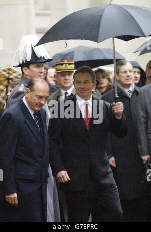 Il presidente francese Jacques Chirac (a sinistra) e il primo ministro britannico Tony Blair sotto un ombrello nel cortile dell'ufficio degli esteri e del Commonwealth, nel centro di Londra, prima di passare al n. 10 Downing Street per due ore di colloqui. Foto Stock