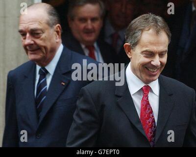 Il primo ministro Tony Blair (destra) e il presidente francese Jacques Chirac (sinistra) lasciano Downing Street in occasione di una visita di Stato francese per celebrare il centenario dell'Entente Cordialle tra Gran Bretagna e Francia. Foto Stock