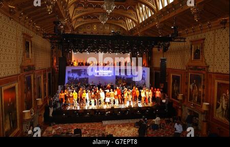 Il cast del musical di successo Les Miserables, durante una prova completa nella Camera di Waterloo del Castello di Windsor. La Regina Elisabetta II della Gran Bretagna ospiterà questa sera un banchetto di Stato al castello per il presidente di Francia Chirac, prima del quale il cast dello spettacolo del West End eseguirà canzoni del set musicale durante il periodo rivoluzionario francese. Foto Stock