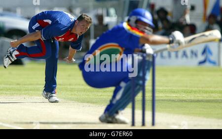 Il bowler inglese Darren Gough consegna a battitore J.B. Burger durante la partita del tour a Windhoek, Namibia. L'Inghilterra suonerà una serie di un giorno contro lo Zimbabwe a partire dalla prossima settimana. Foto Stock