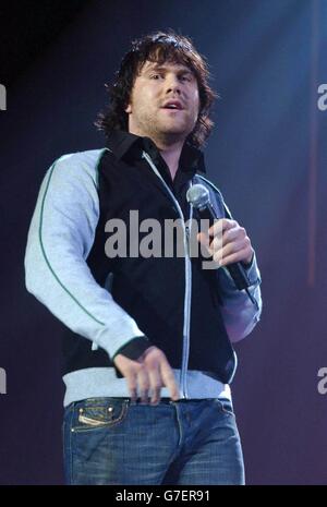 Il cantante Daniel Bedingfield si esibisce dal vivo sul palco durante la festa dei vincitori dei Smash Hits T4 poll 2004, presso la Wembley Arena, nel nord di Londra. Foto Stock