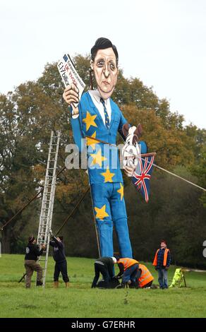 I membri della Edenbridge Bonfire Society hanno messo gli ultimi ritocchi al loro personaggio famoso, che è stato svelato come José Manuel Barroso, l’uscente presidente della Commissione europea. Foto Stock