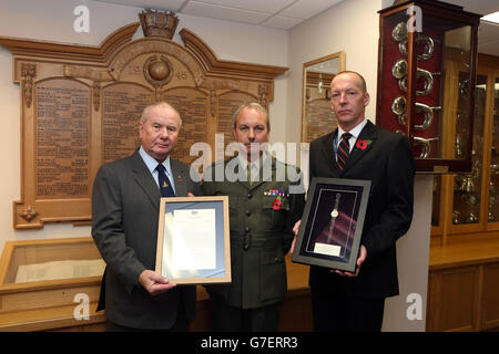 LT col John Ware (a sinistra) gli dà lettere dall'allora primo ministro Thatcher e presidente Bush SNR, a Lt col Nick Grace (centro, attuale direttore principale della musica per il Royal Marine Band Service) E un orologio di Terry Holland (a destra) che era un musicista di servizio sono in mostra alla scuola reale di Marines di musica a Portsmouth, Hampshire, Come parte di un memoriale del 25° anniversario per il bombardamento delle caserme dell'IRA Deal nel 1989, dove tristemente morirono 11 musicisti della Royal Marine band. Foto Stock