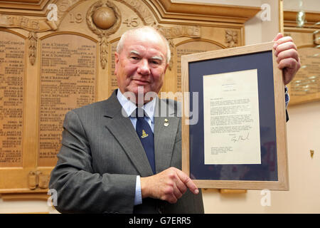 LT col John Ware, direttore principale della musica presso il RM Band Service nel 1989, detiene una lettera del presidente Bush SNR che andrà in mostra alla Royal Marines School of Music di Portsmouth, Hampshire, Come parte di un memoriale al 25 ° anniversario per l'IRA Deal baracche bombardamento nel 1989, dove 11 musicisti della band Royal Marine sono purtroppo morti. Foto Stock