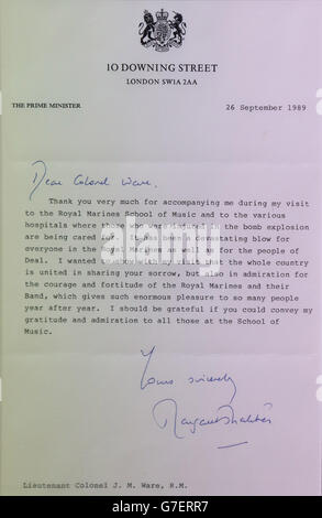 Una lettera dell'allora primo ministro Margaret Thatcher a Lt col John Ware, che è stato direttore principale della musica al servizio della banda di RM in 1989, wgucg deve andare in esposizione alla scuola reale di Marines della musica a Portsmouth, Hampshire, Come parte di un memoriale del 25° anniversario per il bombardamento delle caserme dell'IRA Deal nel 1989, dove tristemente morirono 11 musicisti della Royal Marine band. Foto Stock