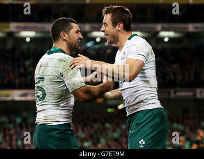 Tommy Bowe (a destra) in Irlanda festeggia con Rob Kearney dopo aver segnato la sua prova durante la partita della Guinness Series all'Aviva Stadium di Dublino, Irlanda. Foto Stock