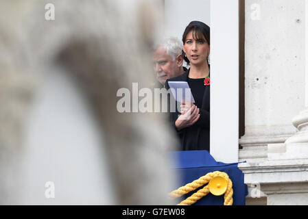 Samantha Cameron, moglie del primo ministro David Cameron al memoriale di Cenotaph a Whitehall, nel centro di Londra, osservando il servizio annuale della domenica della memoria tenuto in omaggio ai membri delle forze armate che sono morti in grandi conflitti. Foto Stock