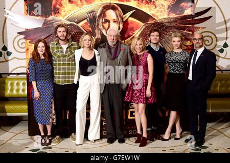 Da sinistra a destra. Julianne Moore, Liam Hemsworth, Jennifer Lawrence, Donald Sutherland, Elizabeth Banks, Sam Claflin, Natalie Dormer e Stanley Tucci partecipano a una fotocellula per il nuovo film The Hunger Games: Mockingjay, parte 1 al Corinthia Hotel nel centro di Londra. Data immagine: Domenica 9 novembre 2014. Il credito fotografico dovrebbe essere: Ian West/PA Wire Foto Stock