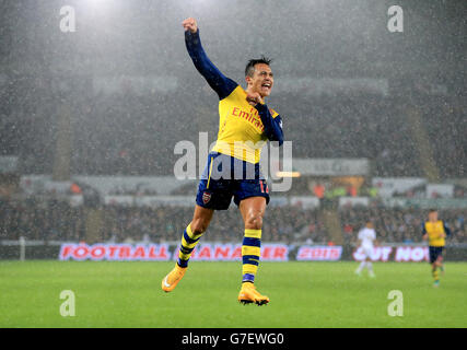 Alexis Sanchez di Arsenal festeggia il suo primo gol di squadra durante la partita della Barclays Premier League al Liberty Stadium di Swansea. Foto Stock