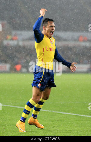 Alexis Sanchez di Arsenal festeggia il suo primo gol di squadra durante la partita della Barclays Premier League al Liberty Stadium di Swansea. Foto Stock