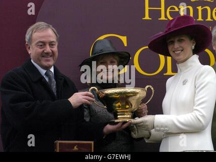 Lady Gabriella Windsor (R) figlia del Principe e della Principessa Michael di Kent presenta la Hennessy Cognac Gold Cup al proprietario di Celestial Gold, MR e la signora David Johnson a Newbury racecourse, sabato 27 novembre 2004. Foto Stock