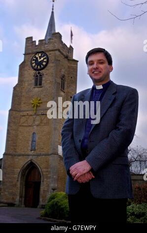 Il Rev James Thomson alla chiesa di San Pietro San Paolo a Chatteris, Cambridgeshire. Il reverendo è coinvolto in una fila con i consiglieri locali della città dopo che hanno voluto riservare i posti secondo il loro status al concerto annuale di Natale della chiesa. Don Thomson rifiutò, dicendo che siamo tutti uguali agli occhi di dio. Foto Stock