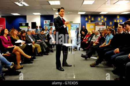 Il leader del lavoro ed Miliband si rivolge al pubblico durante una sessione di domande e risposte, all'Harlow College di Harlow, Essex. Foto Stock