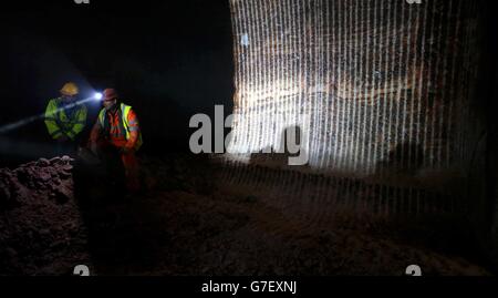 I minatori lavorano alla superficie salina, a circa 500 metri sotto la superficie della miniera di sale minerale Compass a Winsford, Cheshire. Foto Stock