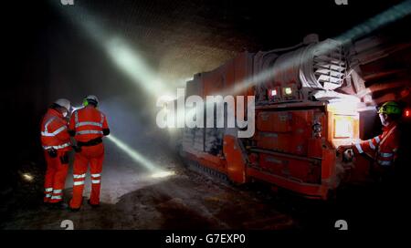 I minatori lavorano alla superficie salina, a circa 500 metri sotto la superficie della miniera di sale minerale Compass a Winsford, Cheshire. Foto Stock