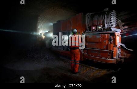 I minatori lavorano alla superficie salina, a circa 500 metri sotto la superficie della miniera di sale minerale Compass a Winsford, Cheshire. Foto Stock