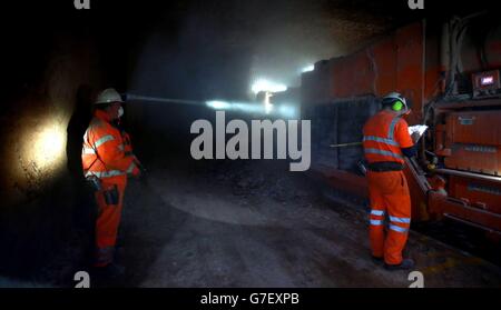 Bussola miniera di sale minerale. I minatori lavorano alla superficie del sale, a 500 metri sotto la superficie della miniera di sale minerale Compass di Winsford, Cheshire. Foto Stock