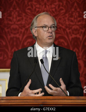 Stephen Howard, Chief Executive della Comunità, parla durante la cerimonia di premiazione in cui il Principe di Galles ha presentato la Medaglia del Principe di Galles per la Filantropia delle Arti al St James's Palace, nel centro di Londra. Foto Stock