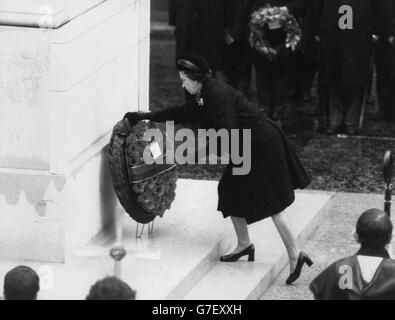 La regina Elisabetta II ha posto la sua corona durante la cerimonia del giorno della memoria al Cenotaph in Whitehall. Foto Stock