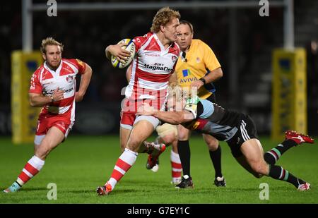 Il Billy Twelvetrees di Gloucester Rugby (centro) è affrontato da Matt Hopper di Harlequins (a destra) durante la partita di Aviva Premiership al Kingsholm Stadium di Gloucester. Foto Stock