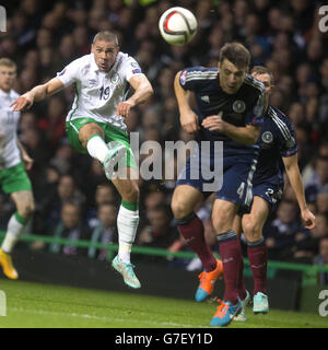 Calcio - UEFA Euro 2016 - Qualifiche - Gruppo D - Scozia / Repubblica d'Irlanda - Hampden Park. L'irlandese Jon Walters ha un colpo sul bersaglio Foto Stock