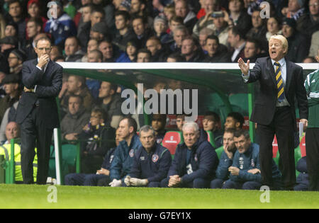 Il direttore scozzese Gordon Strachan (a destra) e il direttore della Repubblica d'Irlanda Martin o'Neill sulla linea di contatto Foto Stock