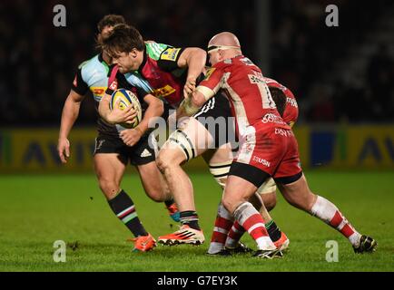 Il Jack Clifford di Harlequins (a sinistra) è affrontato dal Nick Wood di Gloucester Rugby (a destra) durante la partita di Aviva Premiership al Kingsholm Stadium di Gloucester. Foto Stock