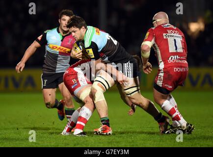 Il Jack Clifford di Harlequins (a sinistra) è affrontato da Elliott Stooke di Gloucester Rugby durante la partita di Aviva Premiership al Kingsholm Stadium di Gloucester. Foto Stock