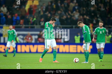 Kyle Lafferty (a sinistra) dell'Irlanda del Nord Billy McKay (al centro) e Oliver Norwood si sono opposti dopo che la Romania ha segnato il loro secondo gol della partita durante il qualificatore UEFA Euro 2016 all'Arena Nationala, Bucarest. Foto Stock