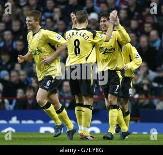 Harry Kewell (a destra) di Liverpool festeggia con il compagno di squadra Steven Gerrard dopo aver segnato l'obiettivo di apertura contro Aston Villa durante la partita Barclays Premiership a Villa Park, Birmingham, sabato 4 dicembre 2004. Foto Stock