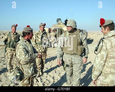 US Marine Colonel Ron Johnson si congratula con i soldati Black Watch prima di lasciare Camp Dogwood, Iraq. Il gruppo di battaglia di Black Watch è tornato a Basra sabato 4 dicembre 2004, dopo il loro controverso mese di dispiegamento a Camp Dogwood vicino Baghdad. Foto Stock