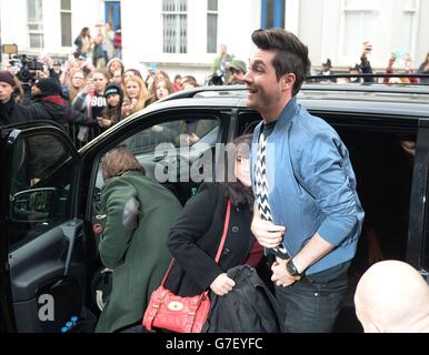 Il Dan Smith della Bastiglia arriva per la registrazione del singolo Band Aid 30 presso i Sarm Studios di Notting Hill, Londra. Foto Stock
