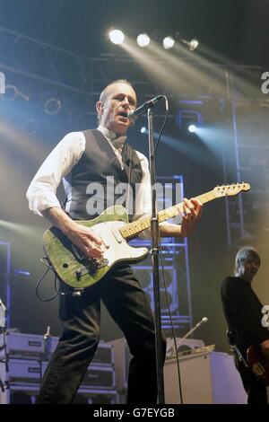 Il chitarrista Francis Rossi del gruppo rock Status Quo sul palco, durante il loro concerto alla Wembley Arena di Londra. Foto Stock