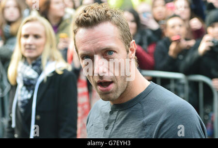Chris Martin di Coldplay arriva per la registrazione del singolo Band Aid 30 presso i Sarm Studios di Notting Hill, Londra. Foto Stock