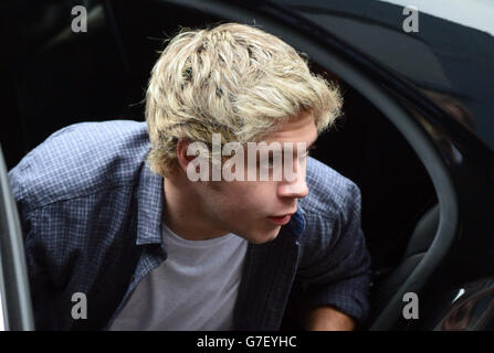 Niall Horan di One Direction arriva per la registrazione del singolo Band Aid 30 presso gli Sarm Studios di Notting Hill, Londra. Foto Stock