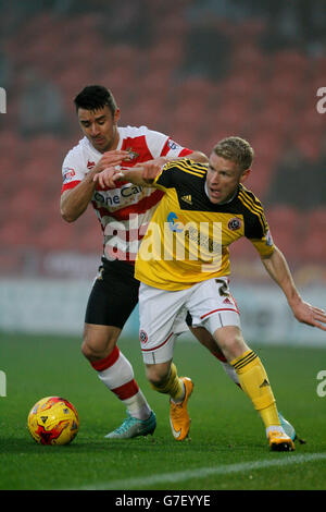 Craig Alcock di Sheffield United (a destra) e Enda Stevens di Doncaster combattono per la palla durante la partita Sky Bet League One allo stadio Keepmoat di Doncaster. Foto Stock