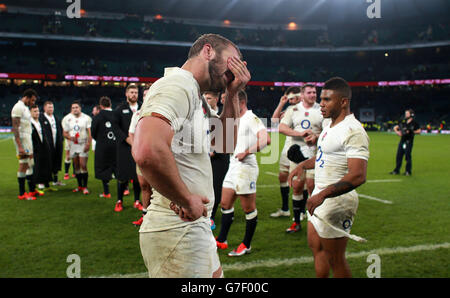 Rugby Union - QBE International 2014 - Inghilterra / Sudafrica - Twickenham. Chris Robshaw in Inghilterra sembra essere stato abbattuto durante il QBE International a Twickenham, Londra. Foto Stock