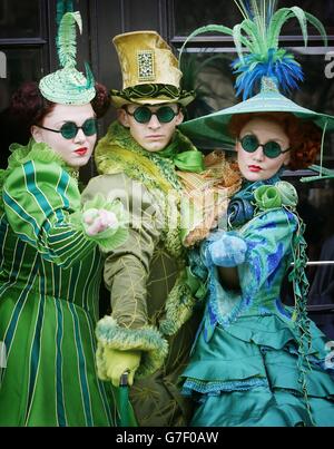 I costumi di Emerald City, vincitori del premio S Tony, contribuiscono a promuovere l'apertura musicale alla Edinburgh Playhouse di Edimburgo, Scozia. Foto Stock