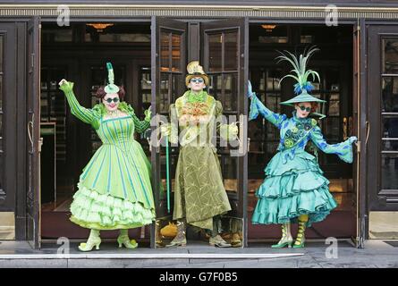 I costumi di Emerald City, vincitori del premio S Tony, contribuiscono a promuovere l'apertura musicale alla Edinburgh Playhouse di Edimburgo, Scozia. Foto Stock