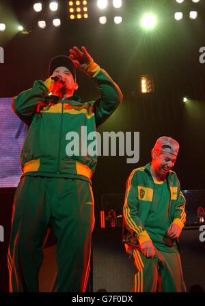 Gli artisti rap The Beastie Boys si esibiscono dal vivo sul palco della Wembley Arena, nel nord di Londra, per promuovere il loro ultimo album "To the 5 Boroughs". Foto Stock