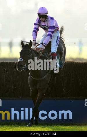 Ptit Zig guidato da Sam Twiston-Davies salta l'ultima recinzione e continua a vincere la Highflyer/Million in Mind 4 & 5yo Novices' Chase all'ippodromo di Warwick. Foto Stock